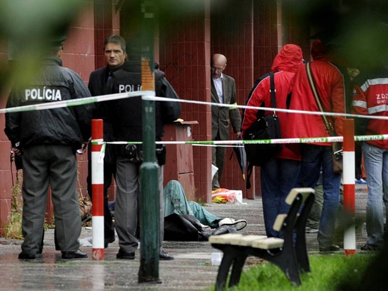 Střelec v bratislavské okrajové čtvrti Devínska Nová Ves zabil v pondělí dopoledne několik lidí a poté spáchal sebevraždu. 