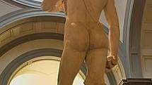 David od Michelangela zezadu. Umělcovo dílo je považováno za jedno z nejdokonalejších dobových zobrazení lidského těla.