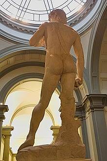 David od Michelangela zezadu. Umělcovo dílo je považováno za jedno z nejdokonalejších dobových zobrazení lidského těla.