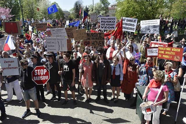 Demonstrace v Nymburce kvůli sjezdu KSČM.