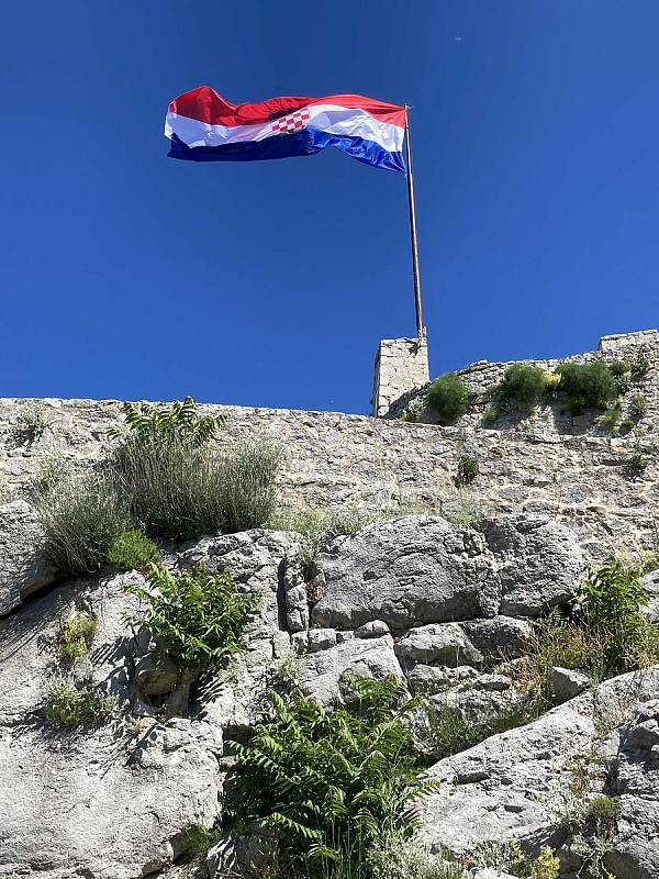 Chorvatská vlajka vlaje nad starobylou pevností Klis, v níž se nedávno natáčely některé scény seriálu Hra o trůny.