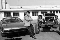 Legendární italský podnikatel a zakladatel stejnojmenné automobilky Ferruccio Lamborghini u dvou stěžejních produktů jeho podnikání - luxusního sporťáku a traktoru.