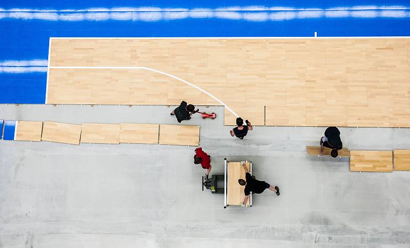 Pokládání povrchu pro ME v Basketbale na hokejovém stadionu v Hradci Králové