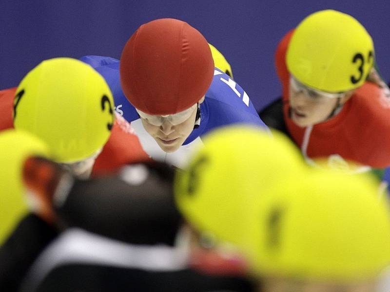 Životního úspěchu dosáhla na mistrovství Evropy v rychlobruslení na krátké dráze česká reprezentantka Kateřina Novotná.  V italském Turínu vybojovala ve víceboji stříbrnou medaili. Novotná nestačila jen na domácí Ariannu Fontanaovou (na snímku).