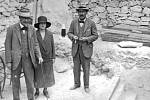 Howard Carter, lord Carnarvon a jeho dcera Evelyn Herbertová na schodech vedoucích k nově objevené hrobce Tutanchamona, listopad 1922