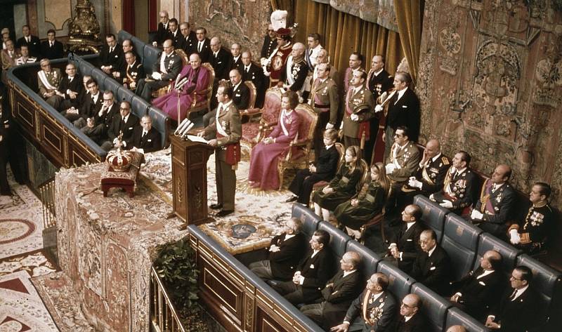 Španělský král Juan Carlos I. při své inauguraci v roce 1975