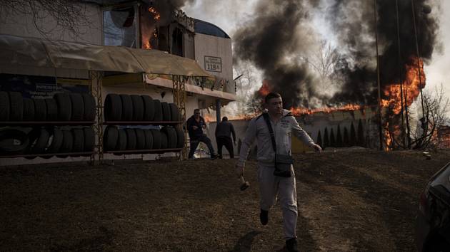 Prodejna v ukrajinském Charkově hořící po ruském úderu