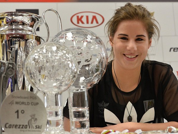 Ester Ledecká ukázala doma trofeje z letošní sezony
