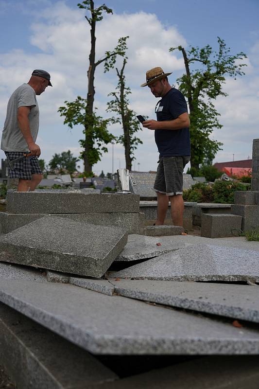 Měsíc po ničivém tornádu už poničené jihomoravské obce Lužice, Mikulčice, Moravská Nová Ves, Hrušky a hodonínský Pánov částečně prokoukly. Práce na zasažených budovách či hřbitovech je ale stále hodně. 