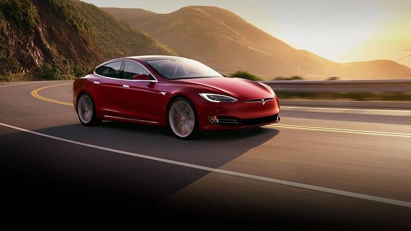 3. – 2. Tesla Model S P100D. Z 0 na 100 km/h za 2,4 s. K těsnému vrcholu nejrychleji akcelerujících vozů světa patří i nejnovější varianta Modelu S. Dva elektromotory mají kombinovaný výkon 680 koní (500 kW) a točivý moment 1072 Nm.