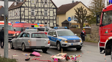 Automobil vjel do davu během masopustního průvodu v městečku Volkmarsen.