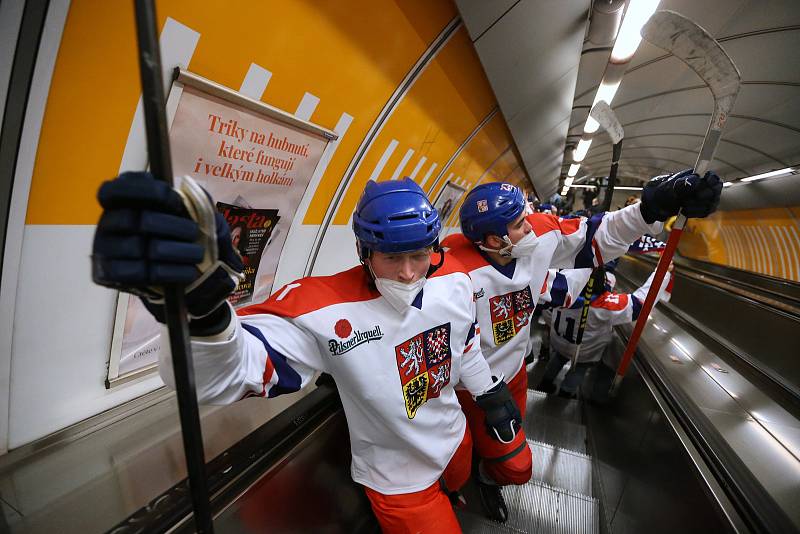 Po pražském metru se proháněli olympionici.