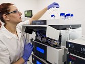 Vědci z Fakultní nemocnice v Hradci Králové mají jako první v ČR k dispozici nový typ hmotnostního spektrometru pro výzkum příčin různých nemocí a vývoj léků. 