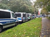 Německá policie evakuovala dům v rezidenční čtvrti ve městě Chemnitz (Saská Kamenice), které leží nedaleko českých hranic. Jako příčinu uvedla "plánování bombového útoku".