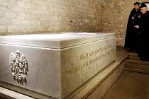 V katedrále na krakovském hradě Wawelu vrátili do sarkofágu v kryptě ostatky prezidenta Lecha Kaczyńského a jeho choti Marie. Exhumovány byly v pondělí v rámci nového vyšetřování katastrofy polského vládního letadla v ruském Smolensku.