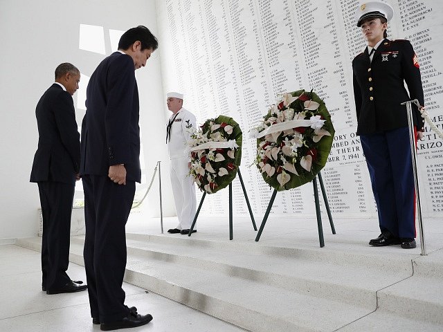 Americký prezident Barack Obama a japonský premiér Šinzó Abe dnes společně v přístavu Pearl Harbor uctili památku obětí překvapivého japonského útoku z prosince 1941. 