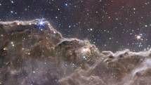 Tento snímek zase propojil schopnosti dvou kamer vesmírného dalekohledu Jamese Webba a vytvořil dosud neviděný pohled na oblast vzniku hvězd v mlhovině Carina