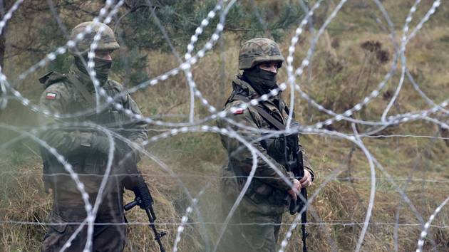 Polští vojáci na hranici s Běloruskem. Ilustrační snímek