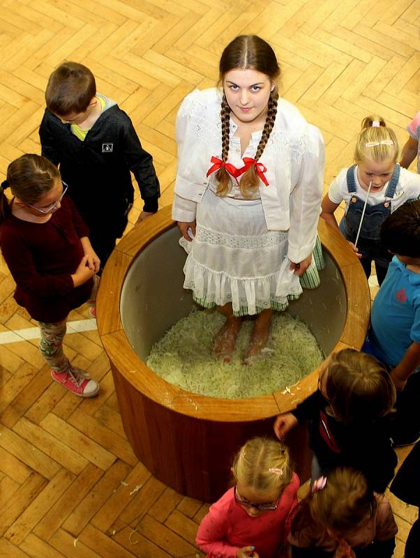 Břestek, prohlídka vesničky na úpatí Chřibů s ukázkou šlapání zelí