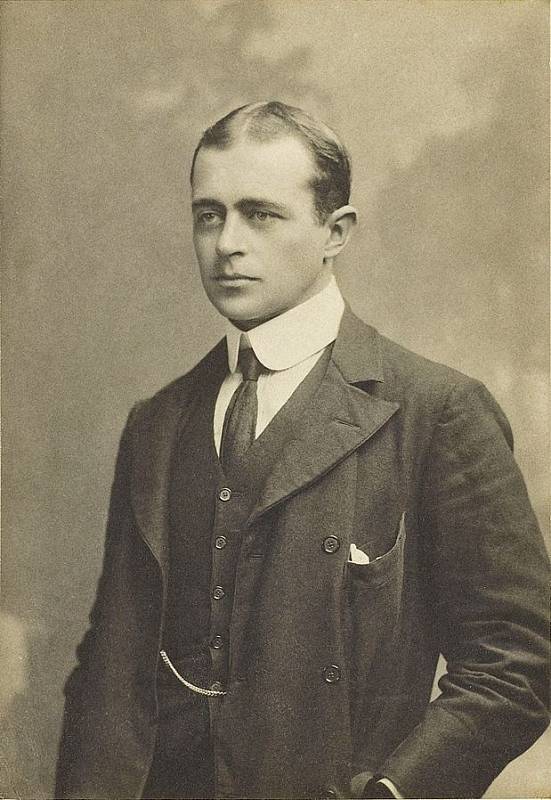 Robert Falcon Scott na portrétní fotografii z roku 1900