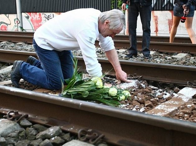 Josef Rychtář klade květiny na místo, kde Iveta Bartošová ukončila svůj život.