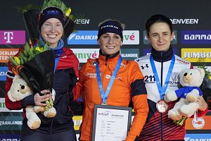 Uprostřed vítězka Irene Schoutenová z Nizozemska, vlevo druhá Ragne Wiklundová z NOrska a vpravo třetí Martina Sáblíková z Česka