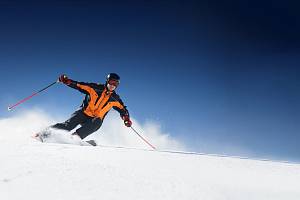 Mnoho milovníků zimních sportů si chce ještě ve zbytku této sezóny užít lyžařské radovánky.