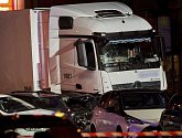 Odstavený ukradený kamion, kterým v Limburgu na západě Německa v pondělí vpodvečer najížděl syrský občan do aut