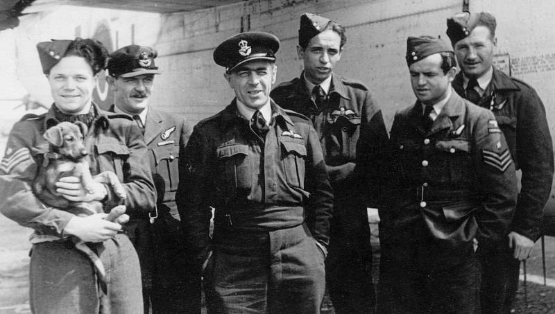 Nadporučík RAF Jan Vella (uprostřed) se svou posádkou