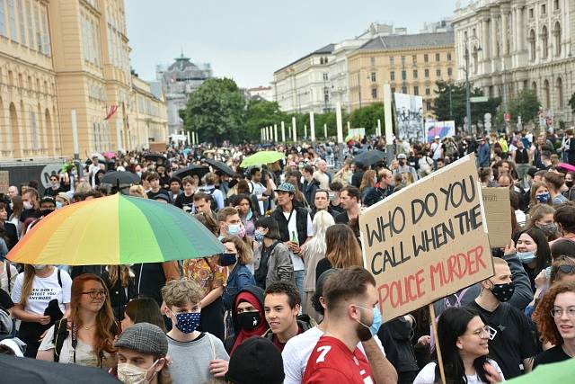 Proti policejnímu násilí v USA protestovalo až 50 tisíc lidí také ve Vídni.