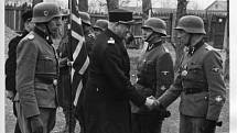 Kalinowo-Uspenskaja, květen 1942. Quisling coby norský premiér při návštěvě norských dobrovolníků sloužících u divize zbraní SS