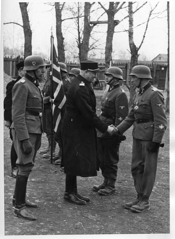 Kalinowo-Uspenskaja, květen 1942. Quisling coby norský premiér při návštěvě norských dobrovolníků sloužících u divize zbraní SS