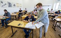Studenti Střední průmyslové školy v Ústí nad Labem pracují 1. června 2020 na didaktických testech státní maturity z matematiky. Jarní termín se kvůli pandemii koronaviru letos posunul. Původně se testy měly konat na začátku května