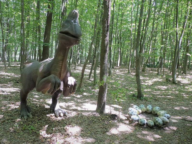 Pštrosí teropod oviraptor, jak je ztvárněn v maďarském dinoparku