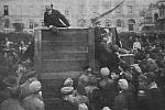 Vladimír Iljič Lenin, Lev Trockij a Lev Kameněv při motivačním projevu k vojákům během sovětsko-polské války 1. května 1920