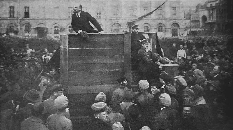 Vladimír Iljič Lenin, Lev Trockij a Lev Kameněv při motivačním projevu k vojákům během sovětsko-polské války 1. května 1920