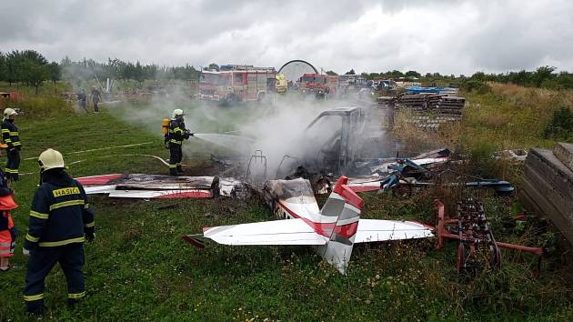 Nedaleko slovenského města Skalica se v pátek zřítilo malé letadlo. Nehodu nepřežili tři lidé. Stroj se po pádu vznítil.