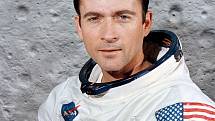 Astronaut John W. Young, pozdější velitel mise Apollo 16, jako pilot velitelského modulu mise Apollo 10.
