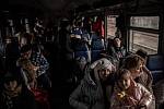 Pasažéři čekají na odjezd vlaku, 4. března 2022 v Mostyska (Ukrajina). Podle Organizace spojených národů (OSN) od začátku ruské vojenské agrese uprchl z Ukrajiny do sousedních zemí nejméně jeden milion lidí.