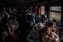 Pasažéři čekají na odjezd vlaku, 4. března 2022 v Mostyska (Ukrajina). Podle Organizace spojených národů (OSN) od začátku ruské vojenské agrese uprchl z Ukrajiny do sousedních zemí nejméně jeden milion lidí.