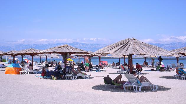 Královnina pláž v chorvatském Ninu. Netradiční je i možností natřít se léčivým bahnem.