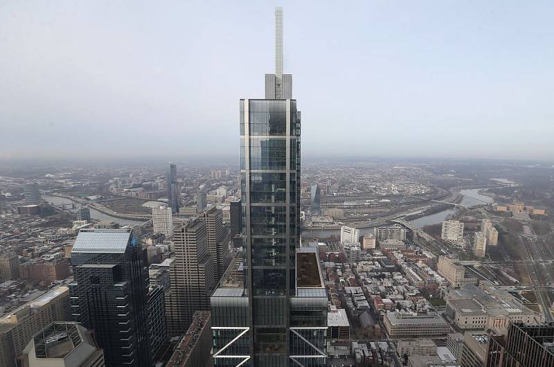 Budova společnosti Comcast Technology Center v americké Filadelfii je osmým nejvyšším mrakodrapem vystavěným během uplynulých dvanácti měsíců. Má 60 pater a měří celkových 342 metrů