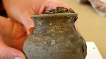 Kompletní římský hrnec objevený při archeologických vykopávkách ve Fleet Marston, Anglie.