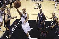 Tony Parker ze San Antonia (uprostřed) smečuje proti New Orleans.