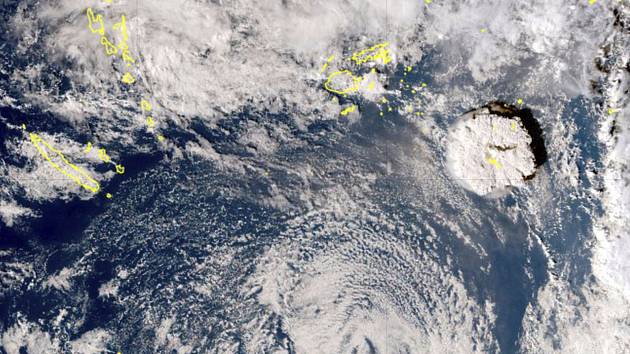 Výbuch podmořské sopky Hunga Tonga - Hunga Ha’apai, která leží asi 65 kilometrů od metropole tichomořského souostroví Tonga, na satelitním snímku.