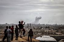 Z jižní části Gazy ve čtvrtek těsně před schválením mírové dohody stoupá dým.