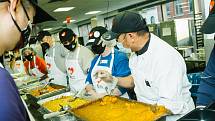 Dobrovolníci připravují pokrmy po deset tisíc vážně nemocných Newyorčanů.