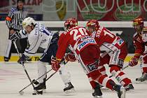 Hokejisté Slavie (v červeném) otočili duel s Plzní.