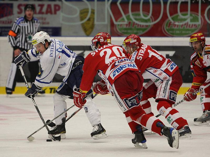 Hokejisté Slavie (v červeném) otočili duel s Plzní.