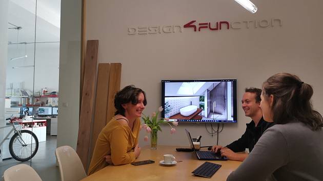 Tým architektonického studia Design4Function při diskusi nad projektem pěstounů.